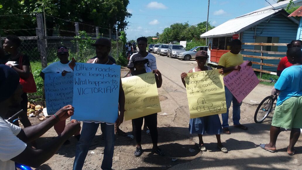 Victoria residents protest deplorable road